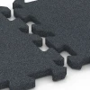 Großaufnahme vom Verbindungssystem von WARCO-Boden 6396 - Fallschutzplatte – 100 cm im Farbdesign Schiefergrau. Abmessungen 50 x 50 x 3 cm | 0,25 m².