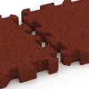Großaufnahme vom Verbindungssystem von WARCO-Boden 6310 - Fallschutz-Puzzlematte im Farbdesign Ziegelrot. Abmessungen 50 x 50 x 6 cm | 0,25 m².