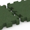 Großaufnahme vom Verbindungssystem von WARCO-Boden 6407 - Fallschutzplatte – 220 cm im Farbdesign Grasgrün. Abmessungen 50 x 50 x 6 cm | 0,25 m².