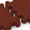 Großaufnahme vom Verbindungssystem von WARCO-Boden 6306 - Fallschutz-Puzzlematte im Farbdesign Ziegelrot. Abmessungen 50 x 50 x 5 cm | 0,25 m².
