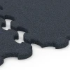 Großaufnahme vom Verbindungssystem von WARCO-Boden 6391 - Stallmatte Puzzle im Farbdesign Anthrazit. Abmessungen 102,5 x 102,5 x 3 cm | 1,05 m².