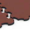 Großaufnahme vom Verbindungssystem von WARCO-Boden 6392 - Stallmatte Puzzle im Farbdesign Ziegelrot. Abmessungen 102,5 x 102,5 x 3 cm | 1,05 m².