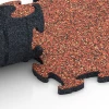 Großaufnahme vom Verbindungssystem von WARCO-Boden 6755 - Spielmatte im Farbdesign Feuersglut. Abmessungen 44,6 x 44,6 x 1,8 cm.