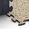 Großaufnahme vom Verbindungssystem von WARCO-Boden 6829 - Fitness Active Floor System im Farbdesign Travertin. Abmessungen 44,6 x 44,6 x 1,8 cm.