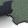Großaufnahme vom Verbindungssystem von WARCO-Boden 6924 - Messeboden Klickfliese im Farbdesign Englischer Rasen. Abmessungen 97,1 x 97,1 × 1,8 cm.