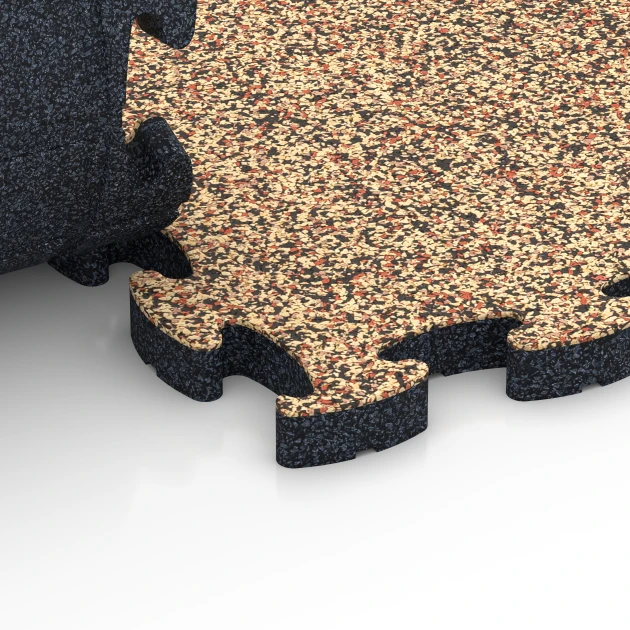 Großaufnahme vom Verbindungssystem von WARCO-Boden 6934 - Fallschutz Puzzlematte im Farbdesign Terra Cotta. Abmessungen 44,6 x 44,6 × 2,8 cm.