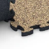 Großaufnahme vom Verbindungssystem von WARCO-Boden 6939 - Fallschutz Puzzlematte im Farbdesign Rattan Lounge. Abmessungen 44,6 x 44,6 × 2,8 cm.