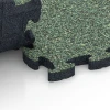 Großaufnahme vom Verbindungssystem von WARCO-Boden 6843 - Fitness Active Floor System im Farbdesign Englischer Rasen. Abmessungen 44,6 x 44,6 × 2,8 cm.