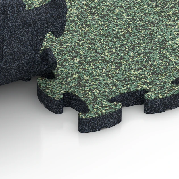 Großaufnahme vom Verbindungssystem von WARCO-Boden 6843 - Fitness Active Floor System im Farbdesign Englischer Rasen. Abmessungen 44,6 x 44,6 × 2,8 cm.
