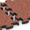 Großaufnahme vom Verbindungssystem von WARCO-Boden 6881 - Fitness Max Floor System im Farbdesign Feuersglut. Abmessungen 44,6 x 44,6 × 2,8 cm.
