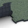 Großaufnahme vom Verbindungssystem von WARCO-Boden 6852 - Fitness Active Floor System im Farbdesign Englischer Rasen. Abmessungen 97,1 x 97,1 x 2,8 cm.