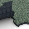 Großaufnahme vom Verbindungssystem von WARCO-Boden 6888 - Fitness Max Floor System im Farbdesign Englischer Rasen. Abmessungen 97,1 x 97,1 x 2,8 cm.