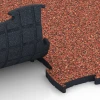 Großaufnahme vom Verbindungssystem von WARCO-Boden 6890 - Fitness Max Floor System im Farbdesign Feuersglut. Abmessungen 97,1 x 97,1 x 2,8 cm.