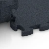 Großaufnahme vom Verbindungssystem von WARCO-Boden 6959 - Fitness Premium Boden im Farbdesign Anthrazit. Abmessungen 28,9 x 28,9 x 2,8 cm.