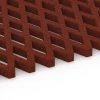 Großaufnahme vom Verbindungssystem von WARCO-Boden 7010 - Fallschutz-Rasengittermatte im Farbdesign Ziegelrot. Abmessungen 100 x 100 x 4 cm.