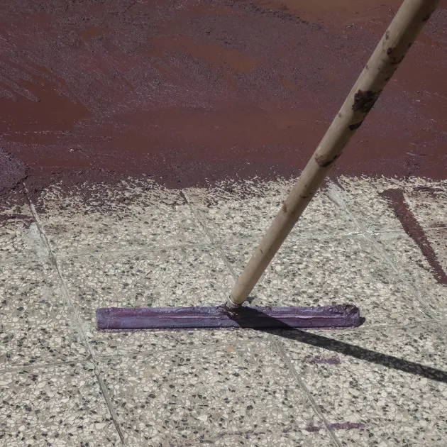 Aufsicht auf die Unterseite, also die Bodenseite von WARCO-Formteil 0019 - ALLESDICHT – die Gummihaut aus dem Eimer im Format 25 kg | 7,6 m².