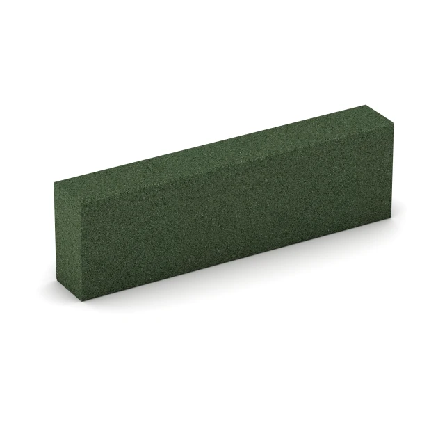 Foto der hinteren Seite vom unsymmetrischen WARCO-Formteil 7030: Blockstufe aus Gummigranulat, Design Grasgrün, Maße 100 x 30 x 15 cm.