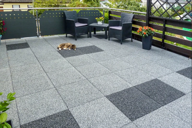 Oft kann auf einem Garagendach oder einem angebauten Zimmer mit wenig Aufwand eine tolle Dachterrasse angelegt werden. Bodenfliesen von WARCO erleichtern das Gestalten der Dachterrasse, da sie einfach nur auf die Dachabdichtung aufgelegt werden. Die Familie und die Haustiere lieben die neu gestaltete Wohlfühloase auf dem Flachdach.
