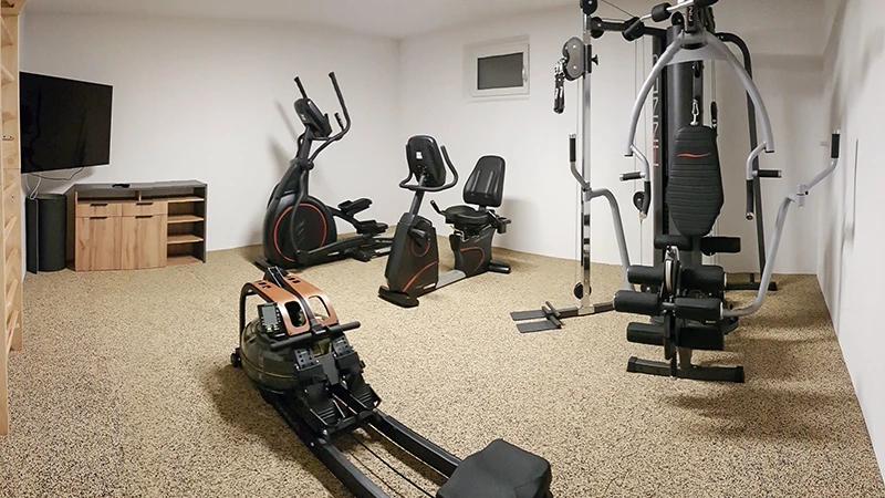 Beim Fitness Training mit Hanteln, Kettlebells oder Kugelhanteln ist ein schalldämmender und stoßdämpfender  Bodenbelag von besonderer Bedeutung.  Denn nicht nur das work out soll komfortabel und sicher ablaufen, sondern auch das Bauwerk, der Fußboden und die Mitbewohner sollten geschützt werden.