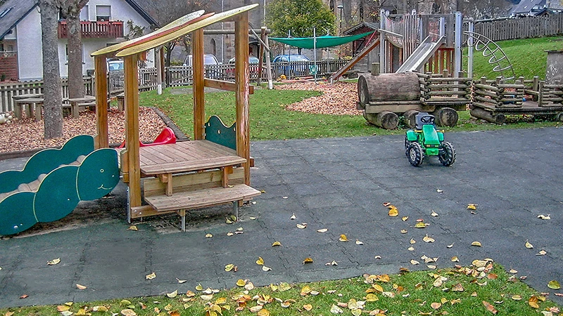 Outdoor-Fallschutzmatten für optimalen Fallschutz auf einem Spielplatz verlegt.